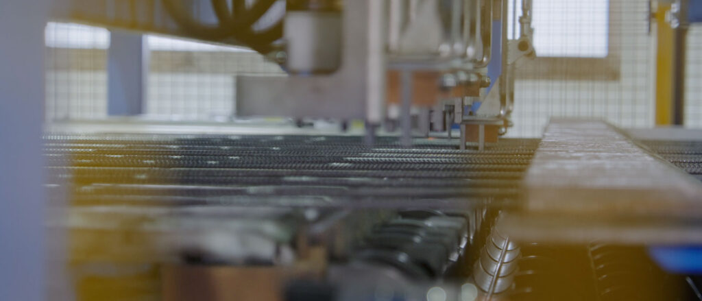 Nahaufnahme einer Maschine zur automatisierten Verarbeitung von Materialien in einer industriellen Umgebung.